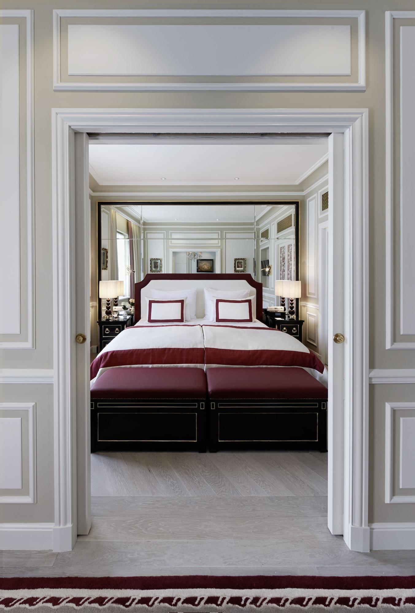 Hotel Sacher Salzburg Kültér fotó A bedroom at the Mandarin Oriental, Paris