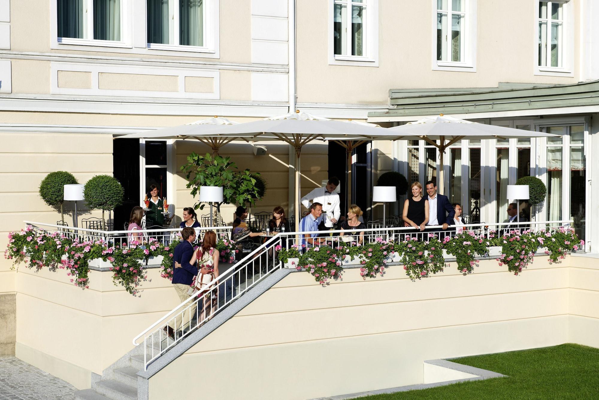Hotel Sacher Salzburg Kültér fotó The terrace of the Café Prückel