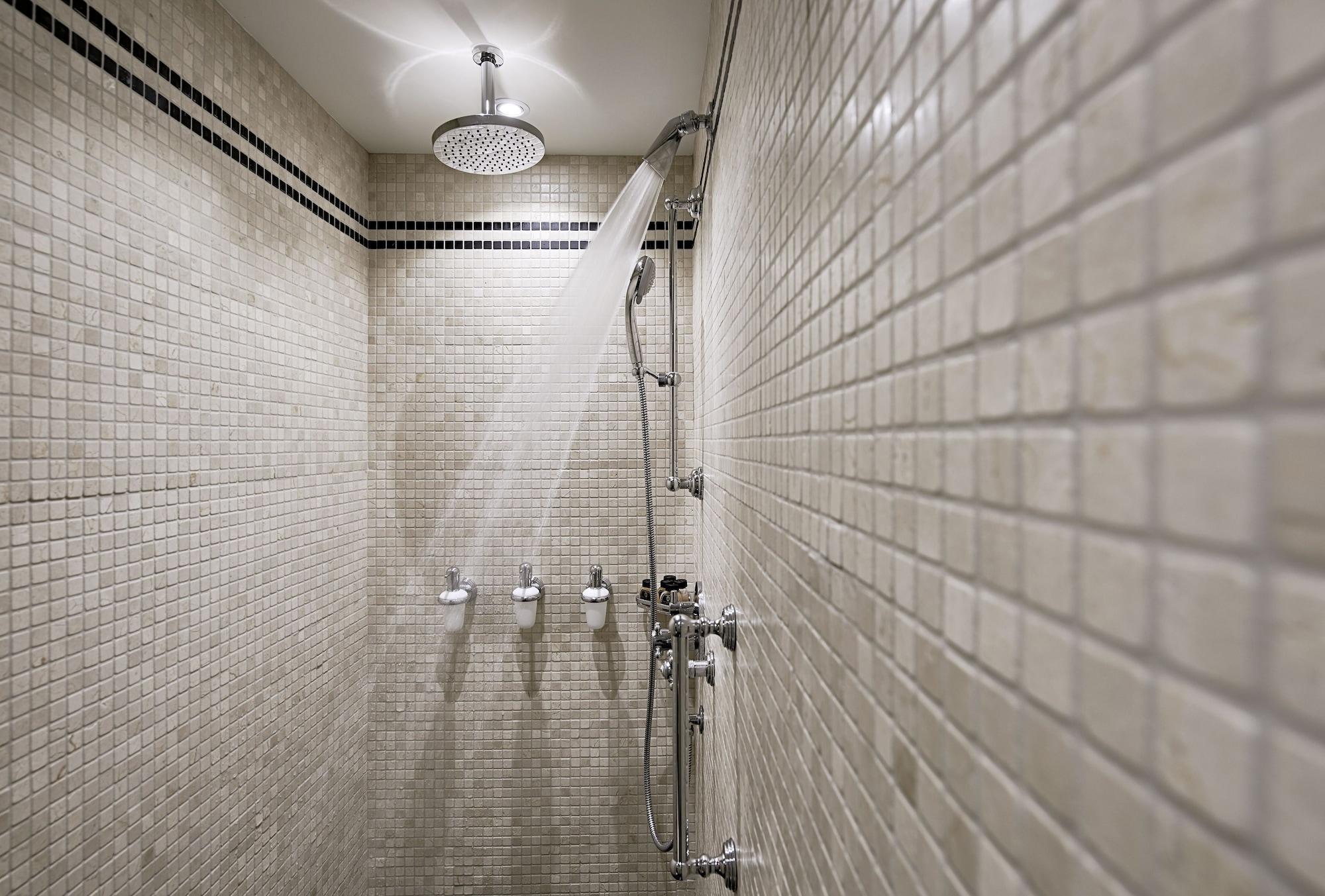 Hotel Sacher Salzburg Kültér fotó A shower